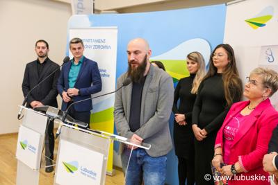 Konferencja prasowa - przemawia stypendysta