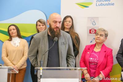 Konferencja prasowa - przemawia stypendysta