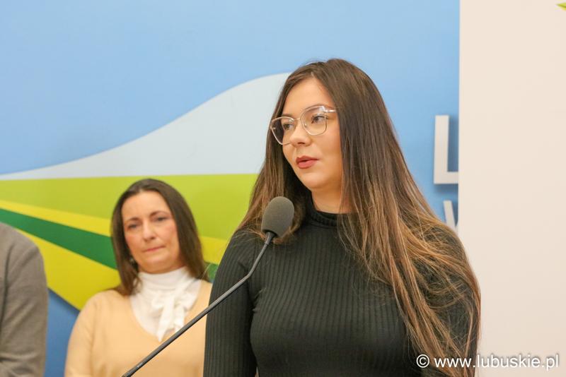Konferencja prasowa - przemawia stypendystka