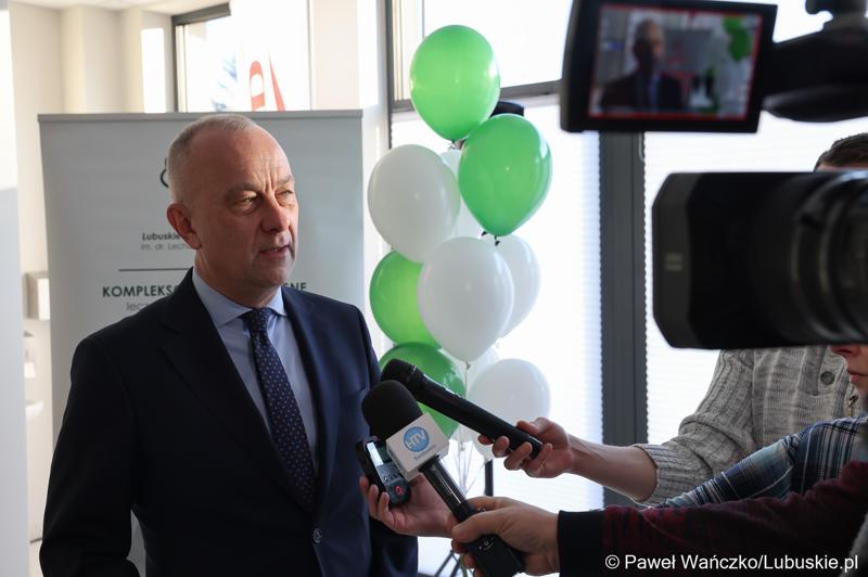 Marszałek województwa lubuskiego Marcin Jabłoński udziela wywiadu podczas otwarcia Pawilonu Rehabilitacyjnego w Lubuskim Centrum Ortopedii w Świebodzinie