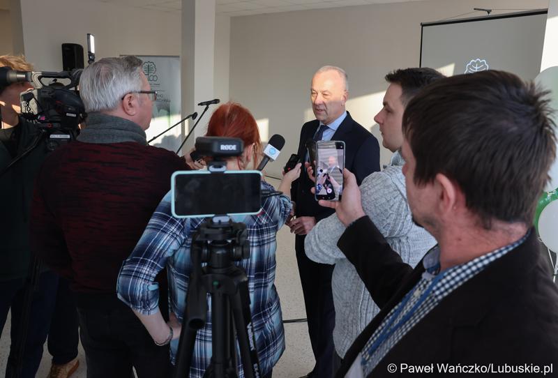 Marszałek województwa lubuskiego Marcin Jabłoński udziela wywiadu podczas otwarcia Pawilonu Rehabilitacyjnego w Lubuskim Centrum Ortopedii w Świebodzinie