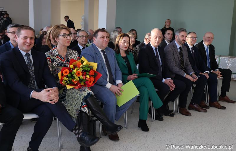 Uczestnicy uroczystego otwarcia Pawilonu Rehabilitacyjnego w Lubuskim Centrum Ortopedii w Świebodzinie