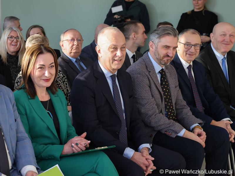 Uczestnicy uroczystego otwarcia Pawilonu Rehabilitacyjnego w Lubuskim Centrum Ortopedii w Świebodzinie