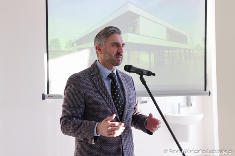 Wiceminister rozwoju i technologii Waldemar Sługocki przemawia podczas uroczystego otwarcia Pawilonu Rehabilitacyjnego w Lubuskim Centrum Ortopedii w Świebodzinie