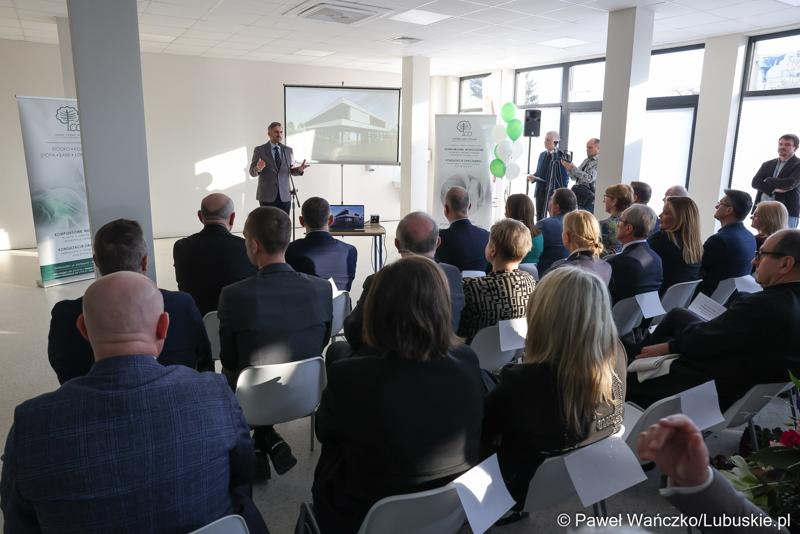 Wiceminister rozwoju i technologii Waldemar Sługocki przemawia podczas uroczystego otwarcia Pawilonu Rehabilitacyjnego w Lubuskim Centrum Ortopedii w Świebodzinie