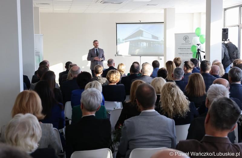 Wiceminister rozwoju i technologii Waldemar Sługocki przemawia podczas uroczystego otwarcia Pawilonu Rehabilitacyjnego w Lubuskim Centrum Ortopedii w Świebodzinie