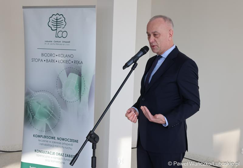 Marszałek Województwa Lubuskiego Marcin Jabłoński przemawia podczas uroczystego otwarcia Pawilonu Rehabilitacyjnego w Lubuskim Centrum Ortopedii w Świebodzinie