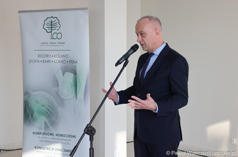 Marszałek Województwa Lubuskiego Marcin Jabłoński przemawia podczas uroczystego otwarcia Pawilonu Rehabilitacyjnego w Lubuskim Centrum Ortopedii w Świebodzinie