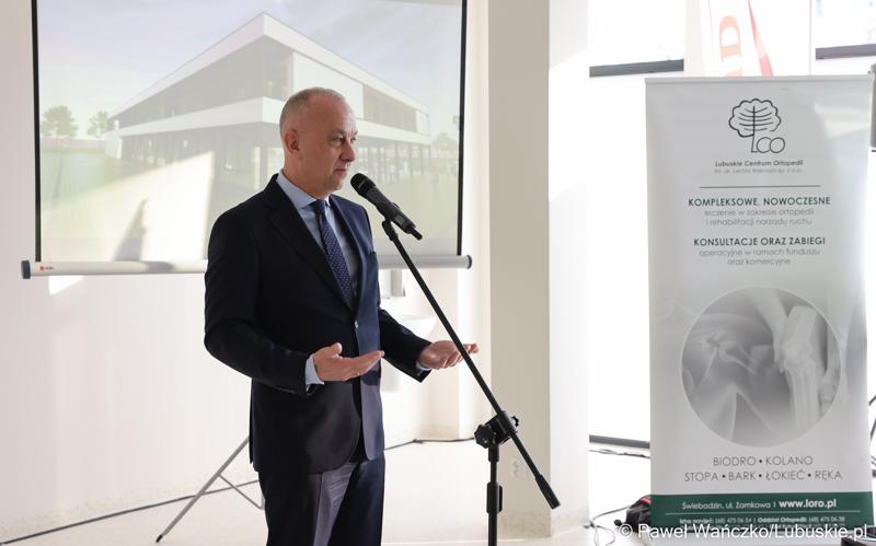 Marszałek Województwa Lubuskiego Marcin Jabłoński przemawia podczas uroczystego otwarcia Pawilonu Rehabilitacyjnego w Lubuskim Centrum Ortopedii w Świebodzinie