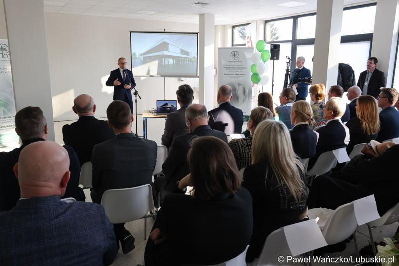 Wojewoda lubuski Marek Cebula przemawia podczas uroczystego otwarcia Pawilonu Rehabilitacyjnego w Lubuskim Centrum Ortopedii w Świebodzinie