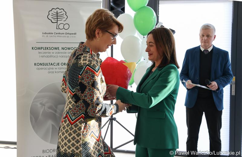Posłanka na Sejm RP Katarzyna Osos składa gratulacje prezesce Lubuskiego Centrum Ortopedii w Świebodzinie Elżbiecie Kozak podczas uroczystego otwarcia Pawilonu Rehabilitacyjnego w LCO