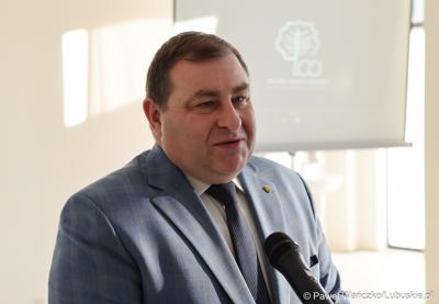 Członek Zarządu Województwa Lubuskiego Grzegorz Potęga udziela wywiadu podczas otwarcia Pawilonu Rehabilitacyjnego w Lubuskim Centrum Ortopedii w Świebodzinie