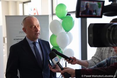 Marszałek województwa lubuskiego Marcin Jabłoński udziela wywiadu podczas otwarcia Pawilonu Rehabilitacyjnego w Lubuskim Centrum Ortopedii w Świebodzinie