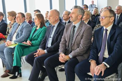 Uczestnicy uroczystego otwarcia Pawilonu Rehabilitacyjnego w Lubuskim Centrum Ortopedii w Świebodzinie