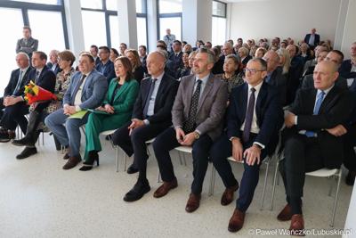Uczestnicy uroczystego otwarcia Pawilonu Rehabilitacyjnego w Lubuskim Centrum Ortopedii w Świebodzinie