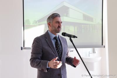 Wiceminister rozwoju i technologii Waldemar Sługocki przemawia podczas uroczystego otwarcia Pawilonu Rehabilitacyjnego w Lubuskim Centrum Ortopedii w Świebodzinie