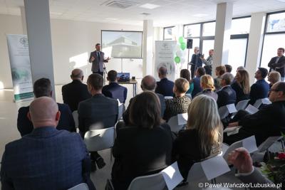 Wiceminister rozwoju i technologii Waldemar Sługocki przemawia podczas uroczystego otwarcia Pawilonu Rehabilitacyjnego w Lubuskim Centrum Ortopedii w Świebodzinie