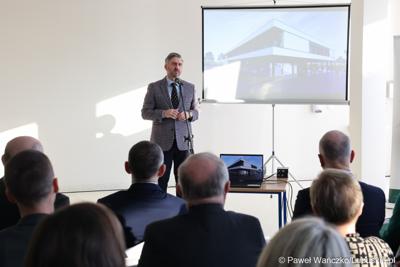 Wiceminister rozwoju i technologii Waldemar Sługocki przemawia podczas uroczystego otwarcia Pawilonu Rehabilitacyjnego w Lubuskim Centrum Ortopedii w Świebodzinie
