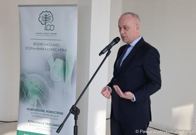 Marszałek Województwa Lubuskiego Marcin Jabłoński przemawia podczas uroczystego otwarcia Pawilonu Rehabilitacyjnego w Lubuskim Centrum Ortopedii w Świebodzinie