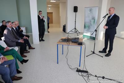 Marszałek Województwa Lubuskiego Marcin Jabłoński przemawia podczas uroczystego otwarcia Pawilonu Rehabilitacyjnego w Lubuskim Centrum Ortopedii w Świebodzinie