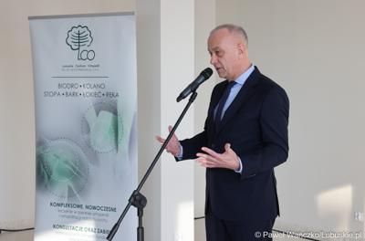 Marszałek Województwa Lubuskiego Marcin Jabłoński przemawia podczas uroczystego otwarcia Pawilonu Rehabilitacyjnego w Lubuskim Centrum Ortopedii w Świebodzinie