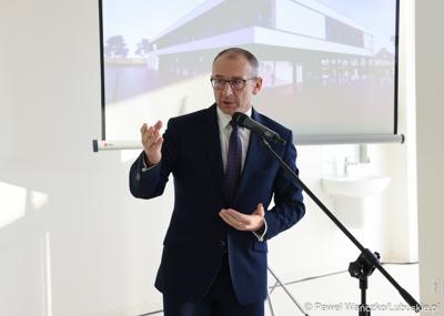 Wojewoda lubuski Marek Cebula przemawia podczas uroczystego otwarcia Pawilonu Rehabilitacyjnego w Lubuskim Centrum Ortopedii w Świebodzinie