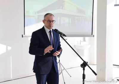 Wojewoda lubuski Marek Cebula przemawia podczas uroczystego otwarcia Pawilonu Rehabilitacyjnego w Lubuskim Centrum Ortopedii w Świebodzinie