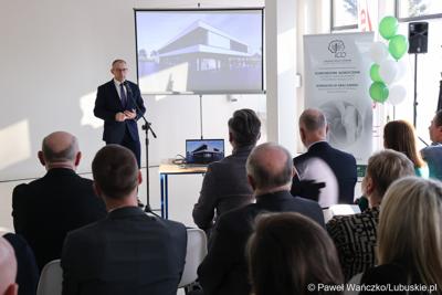 Wojewoda lubuski Marek Cebula przemawia podczas uroczystego otwarcia Pawilonu Rehabilitacyjnego w Lubuskim Centrum Ortopedii w Świebodzinie