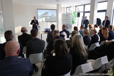 Wojewoda lubuski Marek Cebula przemawia podczas uroczystego otwarcia Pawilonu Rehabilitacyjnego w Lubuskim Centrum Ortopedii w Świebodzinie