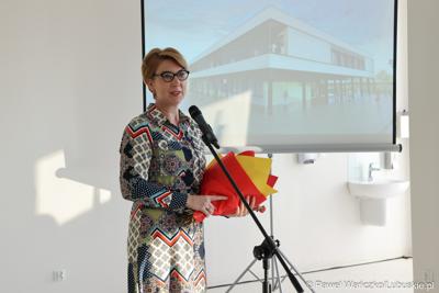 Posłanka na Sejm RP Katarzyna Osos przemawia podczas uroczystego otwarcia Pawilonu Rehabilitacyjnego w Lubuskim Centrum Ortopedii w Świebodzinie