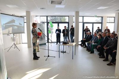 Posłanka na Sejm RP Katarzyna Osos przemawia podczas uroczystego otwarcia Pawilonu Rehabilitacyjnego w Lubuskim Centrum Ortopedii w Świebodzinie