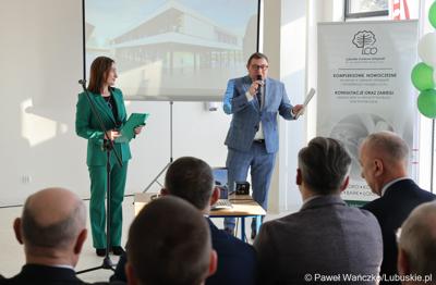 Członek Zarządu Województwa Lubuskiego Grzegorz Potęga oraz prezeska Lubuskiego Centrum Ortopedii w Świebodzinie Elżbieta Kozak podczas uroczystego otwarcia Pawilonu Rehabilitacyjnego w LCO