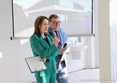 Prezeska Lubuskiego Centrum Ortopedii w Świebodzinie Elżbieta Kozak oraz Członek Zarządu Województwa Lubuskiego Grzegorz Potęga podczas uroczystego otwarcia Pawilonu Rehabilitacyjnego w LCO
