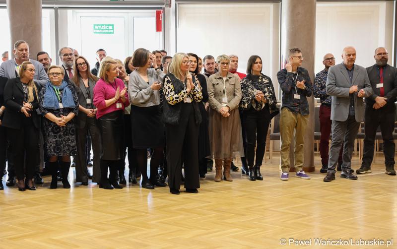 Pracownicy urzędu marszałkowskiego podczas spotkania noworocznego z Zarządem Wojeództwa Lubuskiego