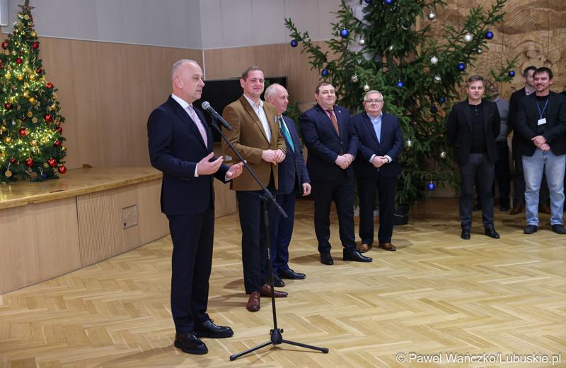 Marszałek Województwa Lubuskiego Marcin Jabłoński przemawia podczas spotkania noworocznego z pracownikami urzędu marszałkowskiego. Obok (od lewej): wicemarszałkowie Łukasz Porycki i Zbigniew Kołodziej, oraz członkowie zarządu Grzegorz Potęga i Tadeusz Jędrzejczak.