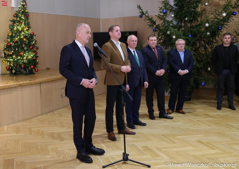Marszałek Województwa Lubuskiego Marcin Jabłoński przemawia podczas spotkania noworocznego z pracownikami urzędu marszałkowskiego. Obok (od lewej): wicemarszałkowie Łukasz Porycki i Zbigniew Kołodziej, oraz członkowie zarządu Grzegorz Potęga i Tadeusz Jędrzejczak.