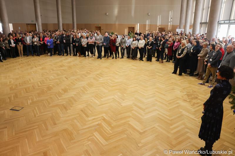 Pracownicy urzędu marszałkowskiego podczas spotkania noworocznego z Zarządem Województwa Lubuskiego