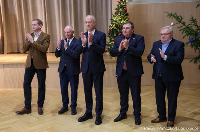Członkowie Zarządu Województwa Lubuskiego na spotkaniu noworocznym z pracownikami urzędu marszałkowskiego. Od lewej: wicemarszałkowie Zbigniew Kołodziej i Łukasz Porycki, marszałek Marcin Jabłoński oraz członkowie zarządu Grzegorz Potęga i Tadeusz Jędrzejczak.
