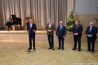 Marszałek Województwa Lubuskiego Marcin Jabłoński przemawia podczas spotkania noworocznego z pracownikami urzędu marszałkowskiego. Obok (od prawej): członkowie zarządu Tadeusz Jędrzejczak, Grzegorz Potęga oraz wicemarszałkowie Zbigniew Kołodziej i Łukasz Porycki.