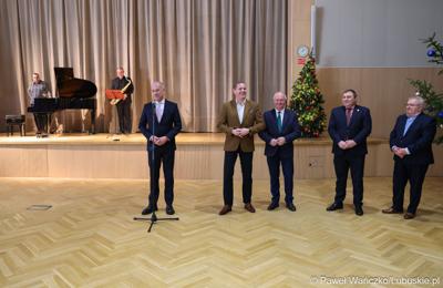 Marszałek Województwa Lubuskiego Marcin Jabłoński przemawia podczas spotkania noworocznego z pracownikami urzędu marszałkowskiego. Obok (od prawej): członkowie zarządu Tadeusz Jędrzejczak, Grzegorz Potęga oraz wicemarszałkowie Zbigniew Kołodziej i Łukasz Porycki.