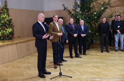 Marszałek Województwa Lubuskiego Marcin Jabłoński przemawia podczas spotkania noworocznego z pracownikami urzędu marszałkowskiego. Obok (od lewej): wicemarszałkowie Łukasz Porycki i Zbigniew Kołodziej, oraz członkowie zarządu Grzegorz Potęga i Tadeusz Jędrzejczak. 