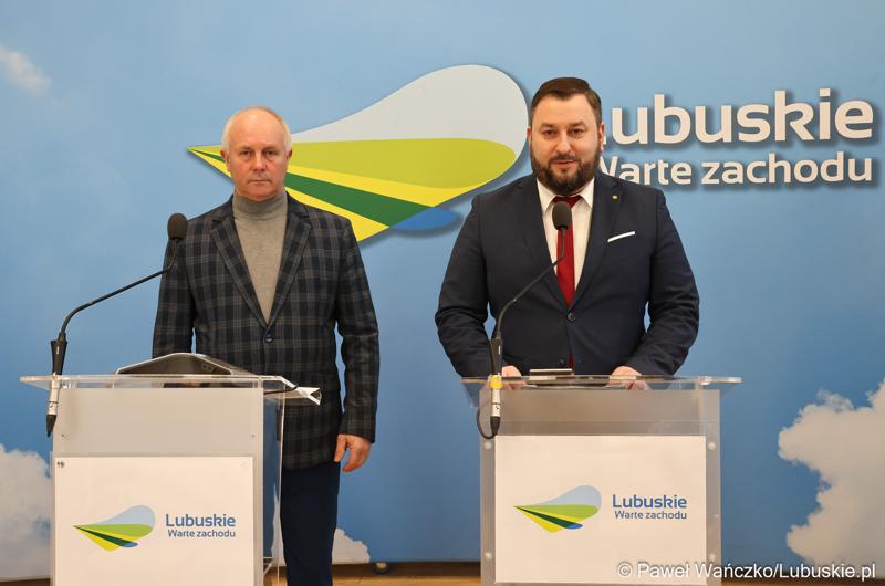 Wicemarszałek Województwa Lubuskiego Zbigniew Kołodziej (z prawej) oraz dyr Departamentu Programów Rozwoju Obszarów Wiejskich UMWL Arkadiusz Dąbrowski podczas konferencji prasowej na temat wsparcia dla organizacji pozarządowych w ramach: Lubuskiej Odnowy Wsi, Rodzinnych Ogrodów Działkowych oraz infrastruktury piłkarskiej