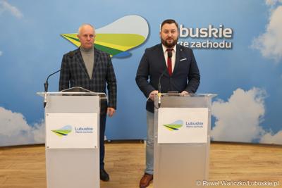 Wicemarszałek Województwa Lubuskiego Zbigniew Kołodziej (z prawej) oraz dyr Departamentu Programów Rozwoju Obszarów Wiejskich UMWL Arkadiusz Dąbrowski podczas konferencji prasowej na temat wsparcia dla organizacji pozarządowych w ramach: Lubuskiej Odnowy Wsi, Rodzinnych Ogrodów Działkowych oraz infrastruktury piłkarskiej