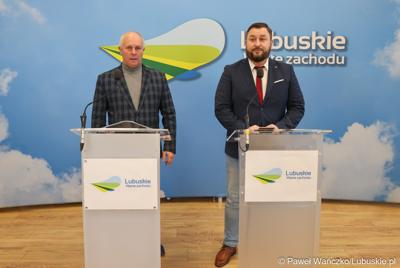 Wicemarszałek Województwa Lubuskiego Zbigniew Kołodziej (z prawej) oraz dyr Departamentu Programów Rozwoju Obszarów Wiejskich UMWL Arkadiusz Dąbrowski podczas konferencji prasowej na temat wsparcia dla organizacji pozarządowych w ramach: Lubuskiej Odnowy Wsi, Rodzinnych Ogrodów Działkowych oraz infrastruktury piłkarskiej