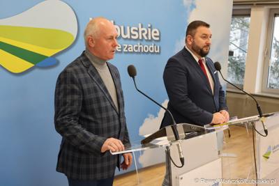 Wicemarszałek Województwa Lubuskiego Zbigniew Kołodziej (z prawej) oraz dyr Departamentu Programów Rozwoju Obszarów Wiejskich UMWL Arkadiusz Dąbrowski podczas konferencji prasowej na temat wsparcia dla organizacji pozarządowych w ramach: Lubuskiej Odnowy Wsi, Rodzinnych Ogrodów Działkowych oraz infrastruktury piłkarskiej