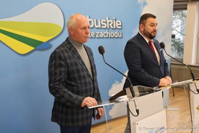 Wicemarszałek Województwa Lubuskiego Zbigniew Kołodziej (z prawej) oraz dyr Departamentu Programów Rozwoju Obszarów Wiejskich UMWL Arkadiusz Dąbrowski podczas konferencji prasowej na temat wsparcia dla organizacji pozarządowych w ramach: Lubuskiej Odnowy Wsi, Rodzinnych Ogrodów Działkowych oraz infrastruktury piłkarskiej