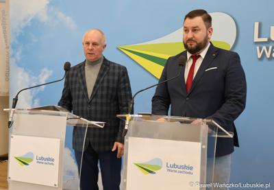 Wicemarszałek Województwa Lubuskiego Zbigniew Kołodziej (z prawej) oraz dyr Departamentu Programów Rozwoju Obszarów Wiejskich UMWL Arkadiusz Dąbrowski podczas konferencji prasowej na temat wsparcia dla organizacji pozarządowych w ramach: Lubuskiej Odnowy Wsi, Rodzinnych Ogrodów Działkowych oraz infrastruktury piłkarskiej