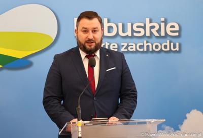 Dyr Departamentu Programów Rozwoju Obszarów Wiejskich UMWL Arkadiusz Dąbrowski podczas konferencji prasowej na temat wsparcia dla organizacji pozarządowych w ramach: Lubuskiej Odnowy Wsi, Rodzinnych Ogrodów Działkowych oraz infrastruktury piłkarskiej