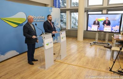 Wicemarszałek Województwa Lubuskiego Zbigniew Kołodziej (z prawej) oraz dyr Departamentu Programów Rozwoju Obszarów Wiejskich UMWL Arkadiusz Dąbrowski podczas konferencji prasowej na temat wsparcia dla organizacji pozarządowych w ramach: Lubuskiej Odnowy Wsi, Rodzinnych Ogrodów Działkowych oraz infrastruktury piłkarskiej