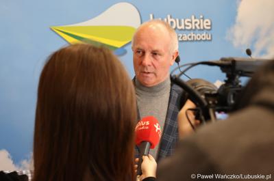Wicemarszałek Województwa Lubuskiego Zbigniew Kołodziej udziela wywiadu po konferencji prasowej na temat wsparcia dla organizacji pozarządowych w ramach: Lubuskiej Odnowy Wsi, Rodzinnych Ogrodów Działkowych oraz infrastruktury piłkarskiej